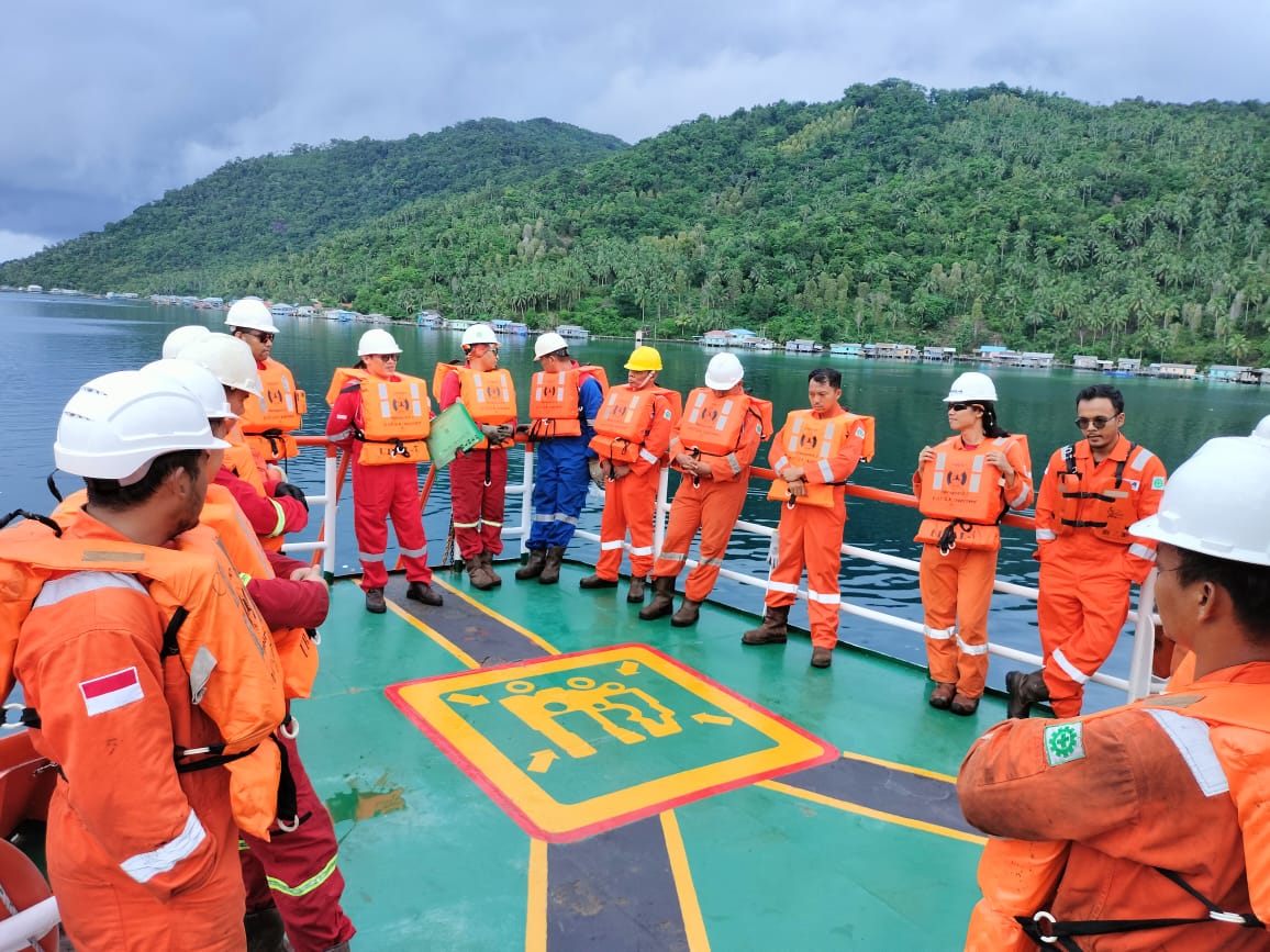 Field crew gathered for HSE coordination on deck